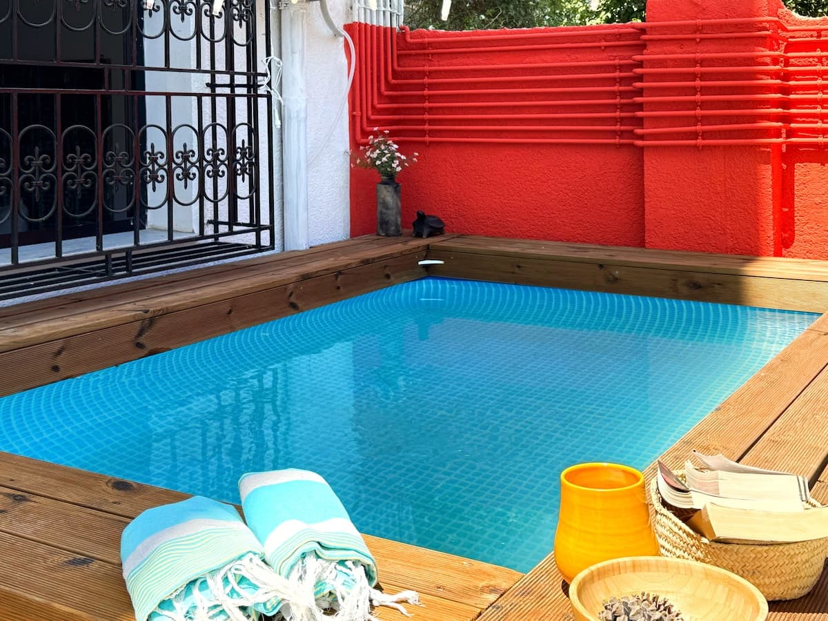 Private pool by the beach - image 1