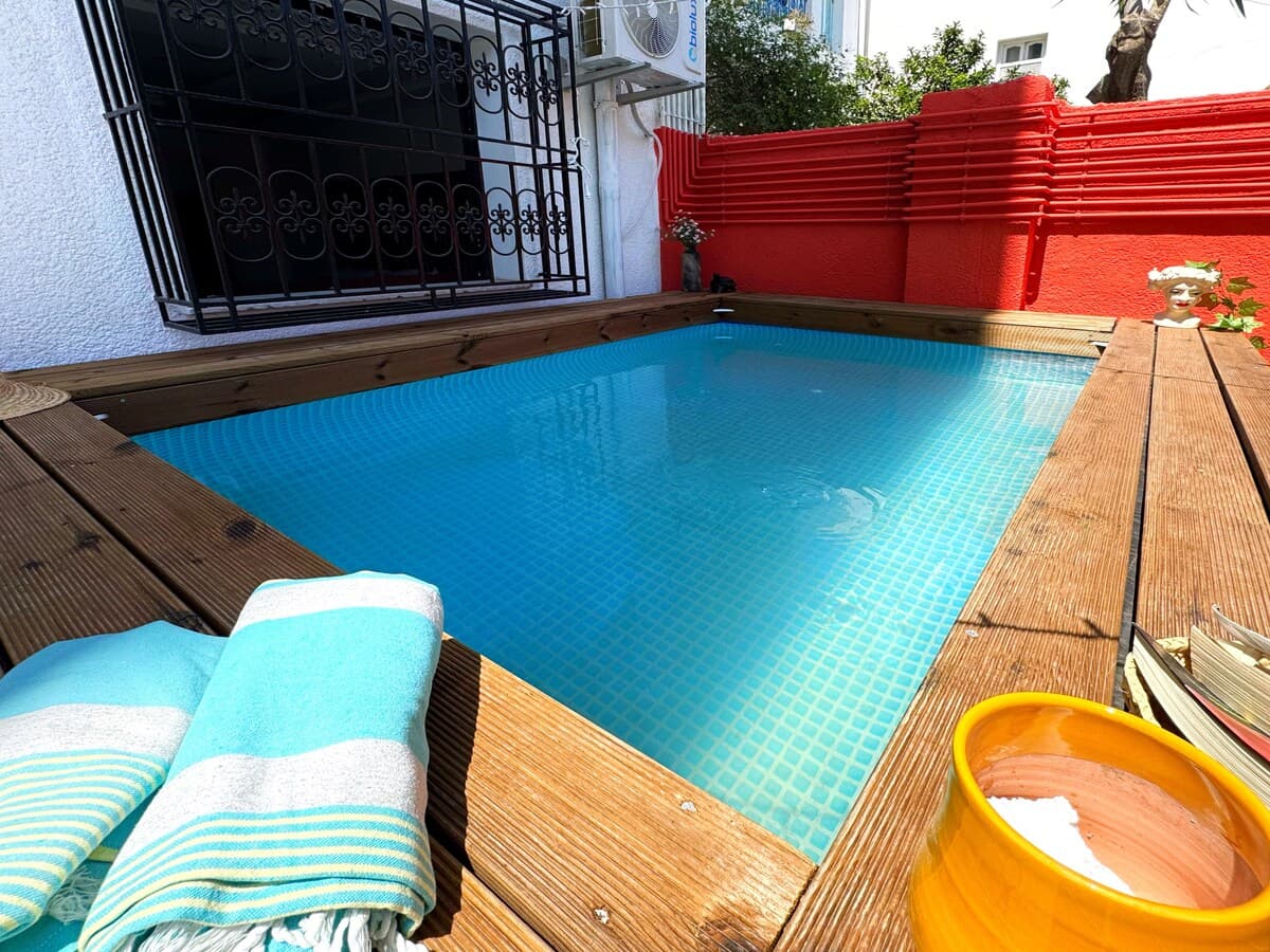 Private pool by the beach - image 3