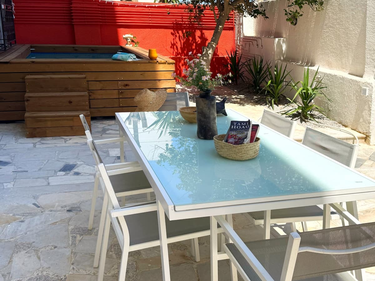 Private pool by the beach - image 2