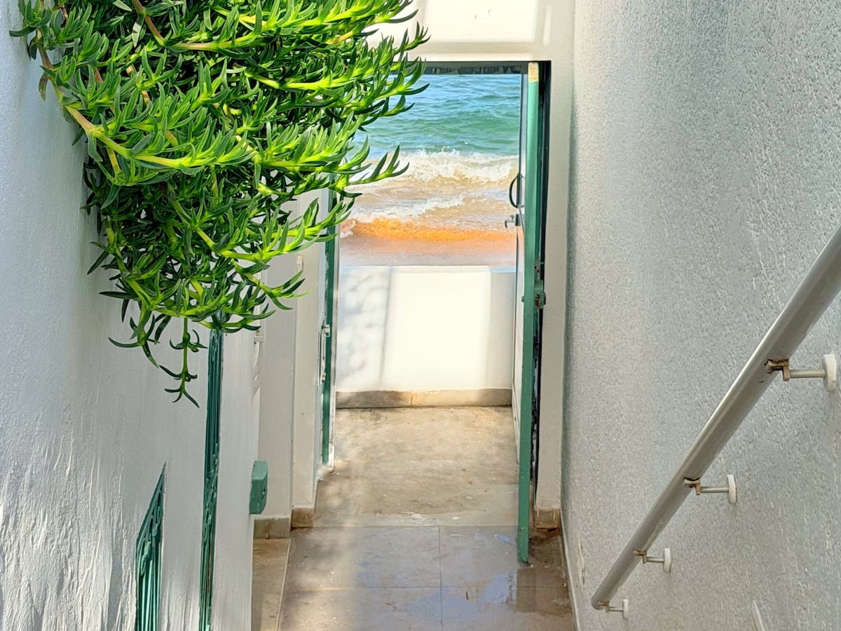 The sound of the waves of Marsa Corniche — Marsa Corniche · Photo 8
