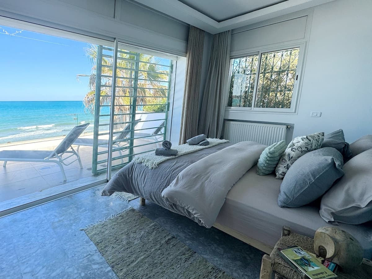 Window on the sea in La Marsa — Marsa Corniche · Photo 14