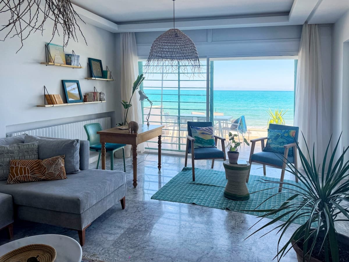 Window on the sea in La Marsa - image 4