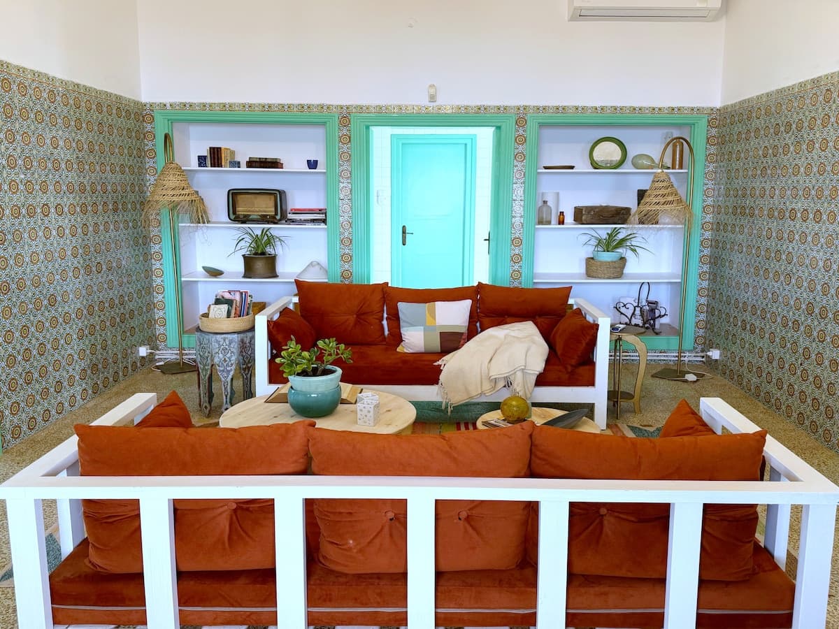 Charming waterfront house with pool - image 3